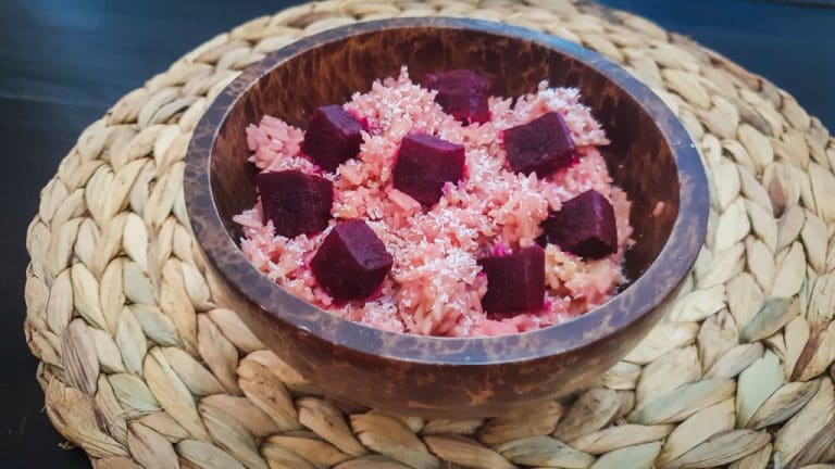 Arroz rosa al aroma de coco