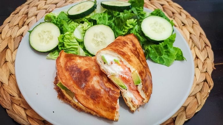 Tortilla de salmón, queso y aguacate